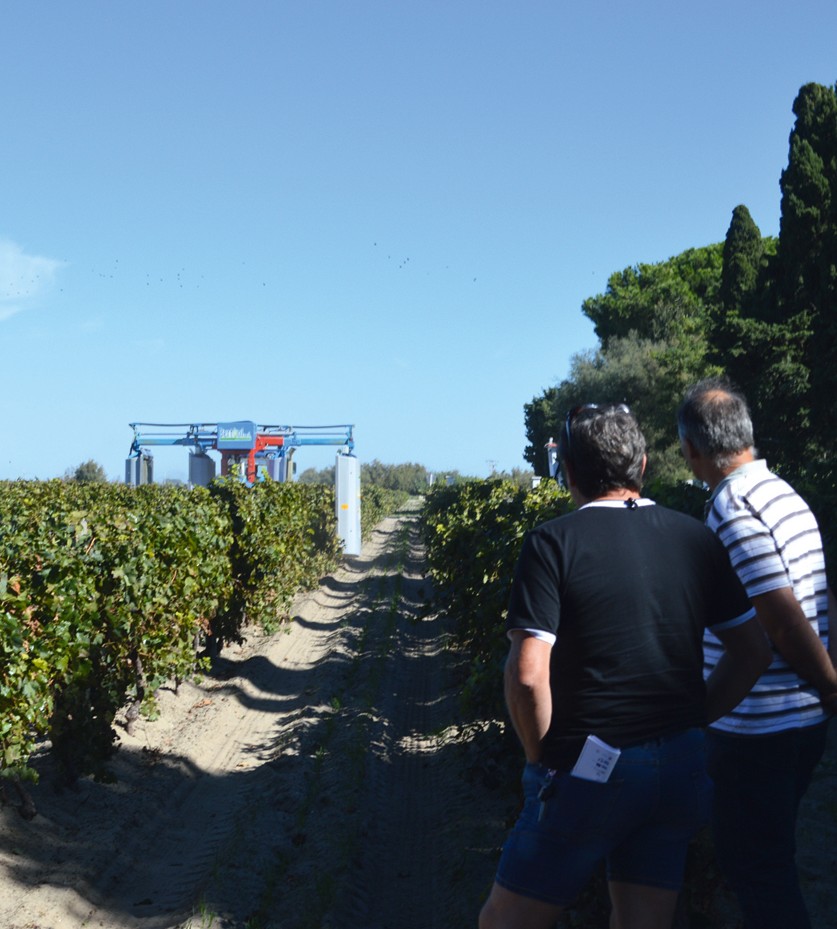1. Les viticulteurs sont venus nombreux aux journées « pulvérisation confinée » 2016, preuve du regain d'intérêt pour la technique. Photo : UMT EcotechViti