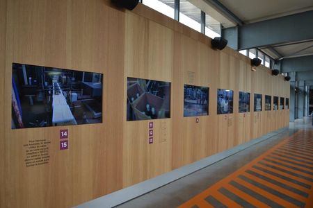 Des écrans vidéos expliquent le processus de la chaîne d'embouteillage. © F. JACQUEMOUD