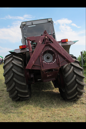 Le tracteur est équipé de deux grosses roues arrière qui le maintiennent d’aplomb dans les contrepentes. © M. CAILLON